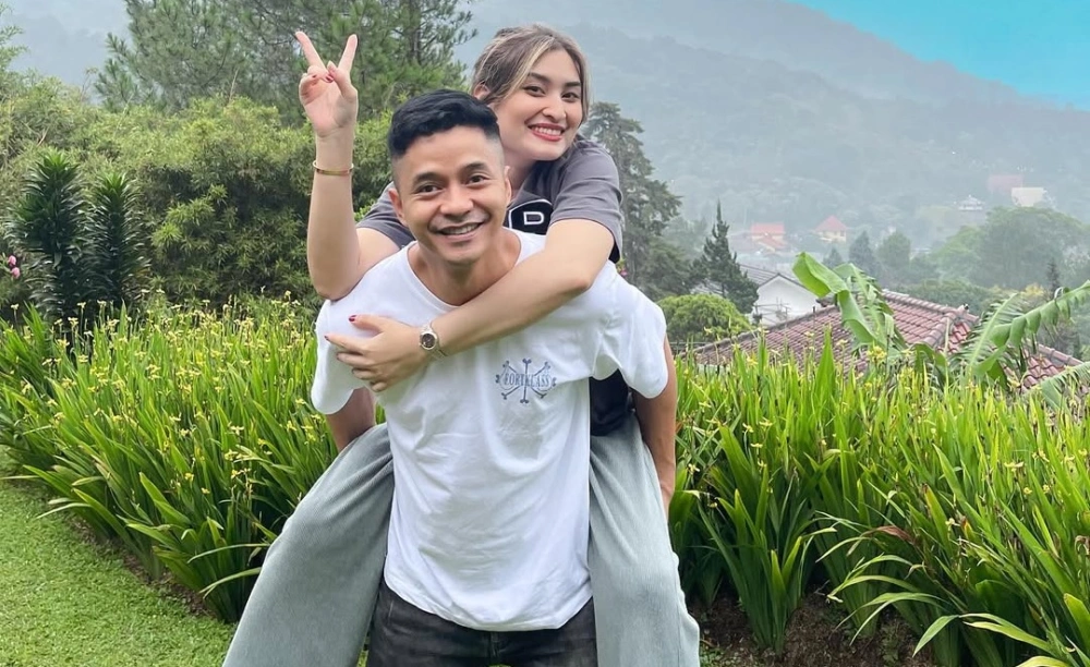 Angbeen Rishi dan Adly Fairus memilih berpisah usai menjalani rumah tangga selama lima tahun [Instagram]